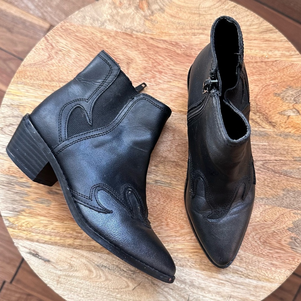 BCBGirls Lisa Ankle Chelsea Bootie sz: 12 girls